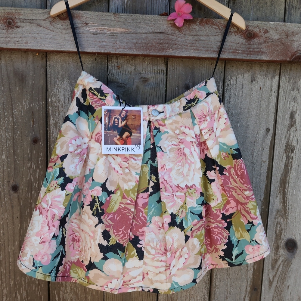 🚨NEW🚨 FLORAL SKIRT - MINKPINK😍